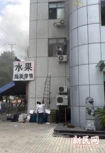 廚房油煙管道起火冒濃煙 人員爬出窗外避難