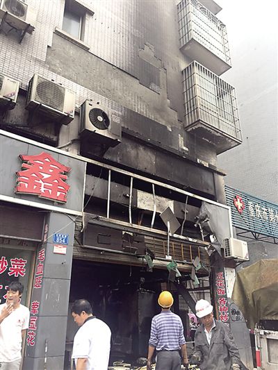 重慶餐館廚房突然起火 或因油煙機短路所致